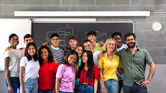 高中水平摄影照片_多种族青少年高中生集体班级肖像与老师看着相机。