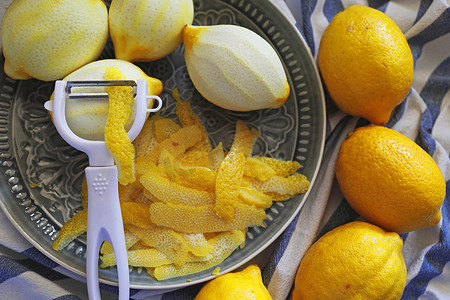 柠檬水果和去皮条用于调味或制作柠檬酒。