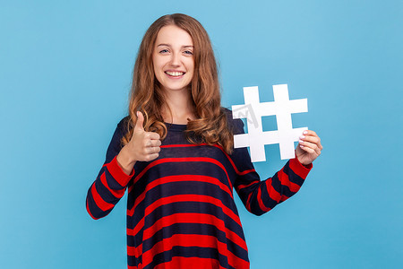 女性展示标签和竖起大拇指，在社交网络中推广病毒性话题，标记博客趋势。
