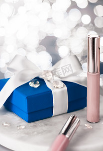 假日化妆粉底、遮瑕膏和蓝色礼盒、高档化妆品礼品和美容品牌设计空白标签产品