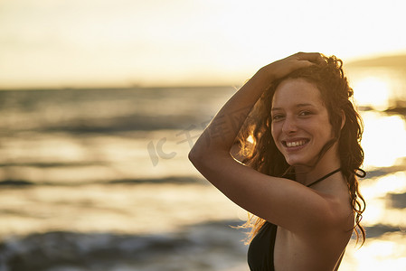 她是一位活泼的海滩美女。