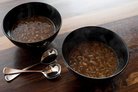 棕色法式洋葱汤