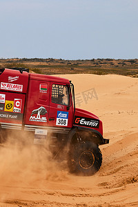 运动卡车 MAZ Sport-auto 车队在沙地拉力赛中克服了路线的困难部分。 