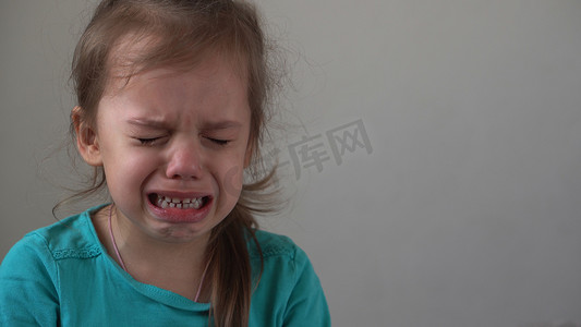 肖像小女孩伤心难过的孩子在室内看着相机哭泣哭泣。