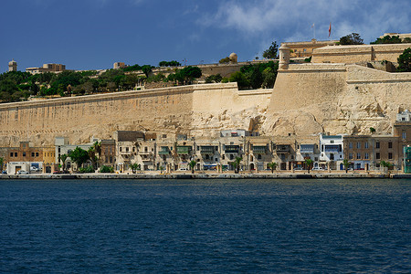 瓦莱塔，马耳他大港口的海滨房屋位于防御工事下方。