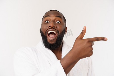 穿着浴袍的黑人用手指着惊讶和快乐的情绪。