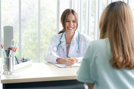 一位女医生与患者交谈，治疗他们的疾病，并推荐照顾自己的方法。