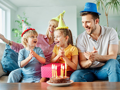 孩子家庭生日庆祝派对蛋糕父亲快乐母亲女儿儿子父母男孩女孩一起开心蜡烛节日帽子礼物