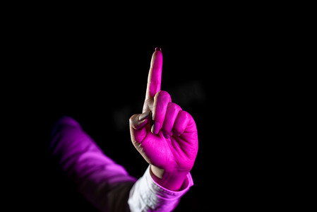 拇指食指摄影照片_女性专业人士在通过虚拟现实模拟器接受培训时指指点点的手。