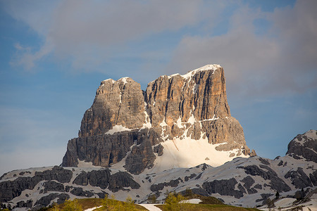 多洛米蒂山脉的阿韦罗山 (Monte Averau)，从帕索法尔扎雷戈 (Passo Falzarego) 看到的风景秀丽的山峰。