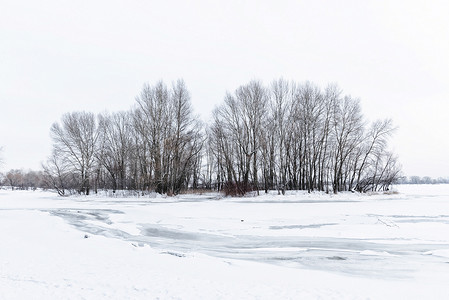 第聂伯河上的冰水、雪和冰