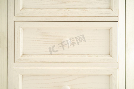 带抽屉电视柜摄影照片_木制白色橱柜，普罗旺斯风格的衣柜。