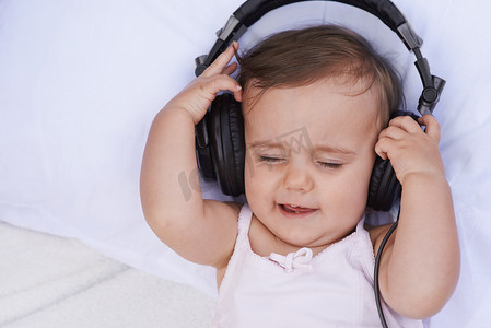 倾听孩子的声音摄影照片_听摇篮曲。