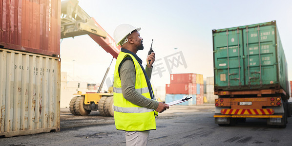 黑人在航运港口的运输和供应链行业从事库存、物流和货物交付工作。