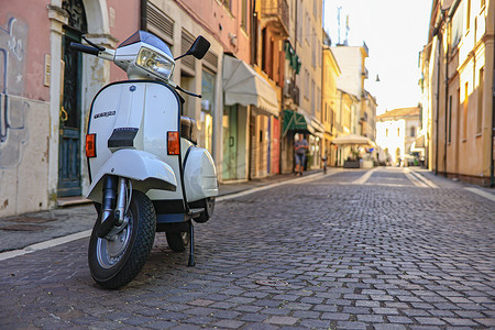 意大利罗维戈2022年7月29日：摩托车Vespa停在意大利罗马老街上