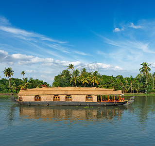 印度喀拉拉邦回水区的船屋