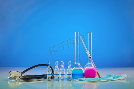 2019粉色摄影照片_装有彩色化学试剂的医用烧瓶。