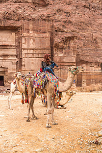 贝都因人骑骆驼，佩特拉，约旦