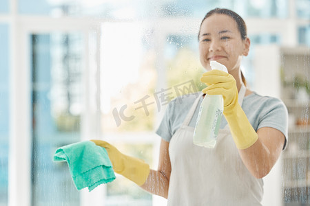 家务、产品和快乐的女人用清洁剂、布和手套清洁窗户。