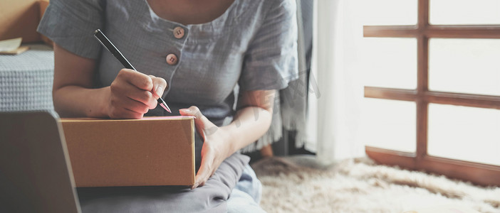 小企业家通过用棕色包裹箱整理货物来创办家庭企业，小型家庭企业的创业想法。