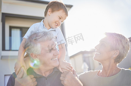 幸福的家庭、婴儿和祖父母在夏日阳光下户外，镜头耀斑可促进维生素 D 健康、医疗保健和生长发育。