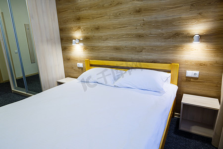 酒店宽敞明亮的客房配有床、电视和衣柜。