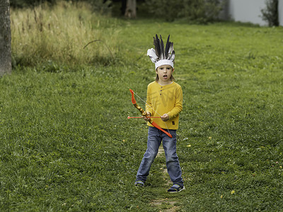 小男孩正在球场上玩美洲印第安人。