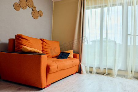 室内舒适的橙色沙发