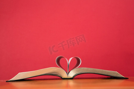 书页折叠成心形的书
