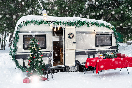 冬季露营地穿着圣诞老人服装的美女