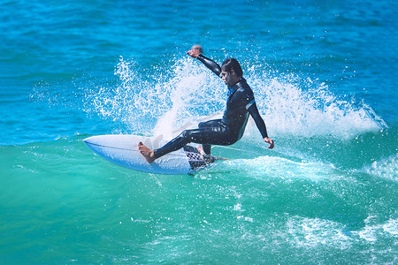 乘风破浪素材摄影照片_冲浪者在短板上乘风破浪。