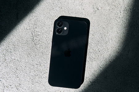 苹果x摄影照片_俄罗斯加里宁格勒 - 2021 年 4 月 15 日：灰色背景的黑苹果 iPhone 12。