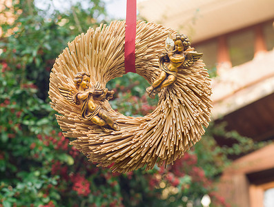 瓦伦丁节稻草花环上的金色天使。