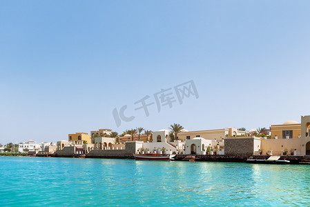旅游酒店摄影照片_埃及艾尔古纳镇水边的平房和别墅。