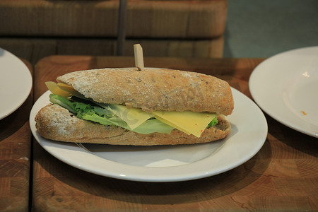 全麦三明治摄影照片_新鲜制作的全麦三明治