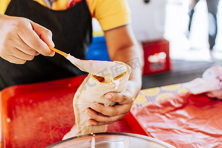 美国制作手工摄影照片_用腌洋葱制作传统玉米饼的手的特写。