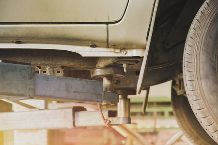 汽车举升点与汽车举升机用于在汽车修理厂修理
