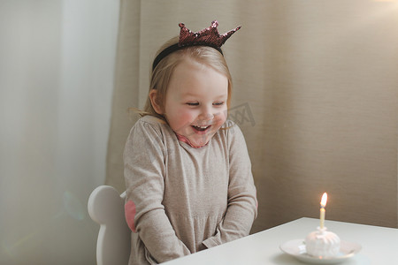 可爱漂亮的小女婴庆祝生日。