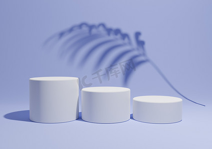 浅色、柔和的蓝色、3D 渲染一个简单、最小的产品展示构图背景，带有三个讲台或看台，背景中有棕榈叶阴影，用于自然产品