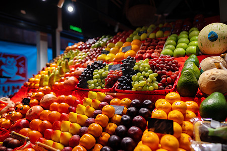 市场上展示着色彩缤纷的浆果