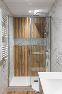 淋浴房详情页摄影照片_带木质饰面和玻璃门的淋浴区。