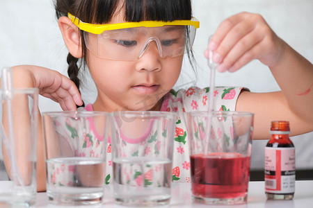 儿童背景和摄影照片_孩子们在教室里学习和做科学实验。