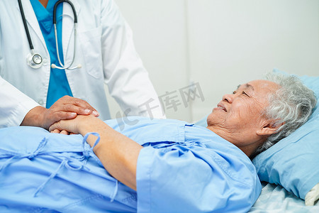 古代医者和摄影照片_医生手牵亚洲老年女病人的手，在医院提供帮助和护理。