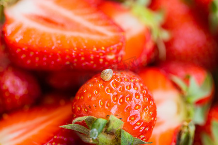 红色开胃草莓上小蜗牛的宏观照片