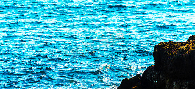 绿水清山摄影照片_高高的悬崖在海上，夏季海背景，许多溅水