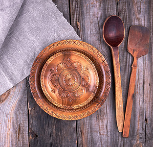 圆形棕色雕刻装饰盘和木勺