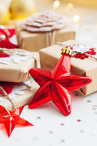 红色的星摄影照片_圣诞节和新年背景与红色装饰星、圣诞树的礼物和装饰品。