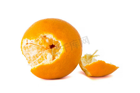 黄色橙子剥皮摄影照片_橙子果皮被剥掉