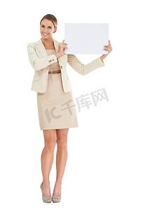 掌柜推荐图摄影照片_我推荐以下业务解决方案...一位美丽的女商人拿着一张空白标语牌。