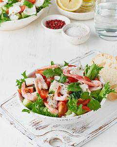 海鲜沙拉配鱿鱼、虾、黄瓜、西红柿和生菜。 